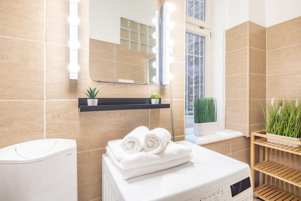 Full Comfort, 4 Bedrooms In The Heart Of The Budapest