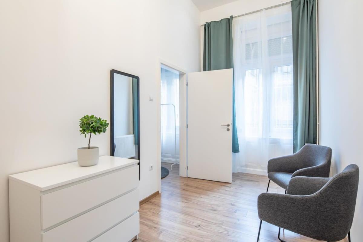 Full Comfort, 4 Bedrooms In The Heart Of The * Budapest